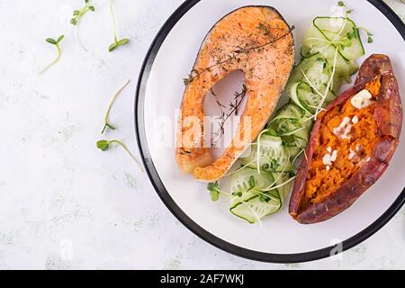 L'alimentation saine : saumon au four et pommes de terre et légumes. Vue de dessus , frais généraux. Menu de régime. Copy space Banque D'Images