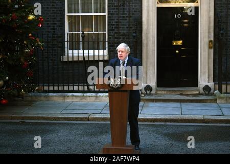 Premier ministre Boris Johnson fait une déclaration à Downing Street après le parti conservateur a été reconduit au pouvoir lors des élections générales avec une majorité accrue. Banque D'Images