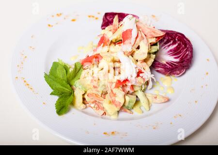 Salade à la viande de crabe et crevettes à l'avocat Banque D'Images