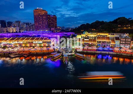 Des bateaux touristiques à Clake Quay, Singapour Banque D'Images