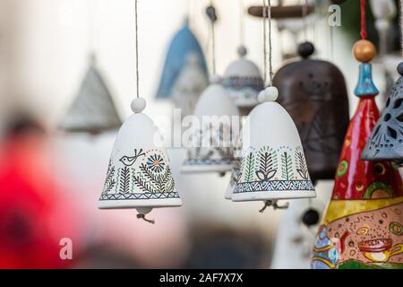 Céramiques Décorations de Noël Bell sur Marché de Noël à Riga, Lettonie - image Banque D'Images