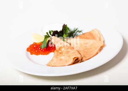 Crêpes traditionnelle russe avec caviar rouge et crème sure Banque D'Images