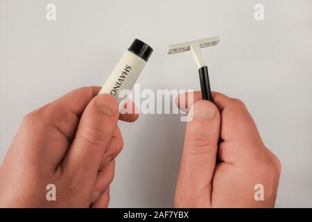 Stick de rasage homme mains tiennent et tube de crème. Mock-up sur fond clair avec l'ombre. Homme d'âge moyen face care concept libre de droit Banque D'Images