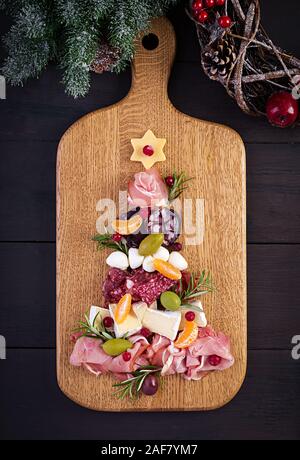 L'antipasto platter avec jambon, jambon, salami, fromage et olives sur un fond de bois. Table de Noël. Vue de dessus, les frais généraux Banque D'Images