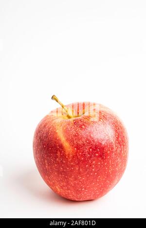 Une nouvelle pomme rouge isolé sur un fond blanc. Banque D'Images