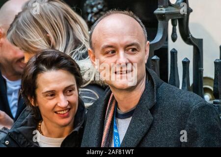 Downing Street, London, UK. 13 décembre 2019. Dominic Cummings et d'autres membres du personnel sortent pour regarder - Boris Johnson donne un discours à son retour à Downing Street après avoir rencontré la reine, et de gagner l'élection générale. Crédit : Guy Bell/Alamy Live News Banque D'Images