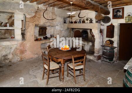 Intérieur de la cuisine traditionnelle de la ferme dans le Troglodyte Mas de la Pyramide St-Rémy-de-Provence Provence France Banque D'Images