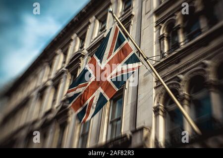 Londres, Royaume-Uni. 13 Décembre 2019 : une 'Union Jack' est suspendu à la façade du Parlement Street 1 à Londres après la Grande-Bretagne est retourné aux urnes pour les troisièmes élections générales depuis 2015, donnant une victoire écrasante du parti conservateur pour mettre fin à des désaccords sur le départ du pays de l'UE. Credit : Matthias Rickenbach/Alamy Live News Banque D'Images