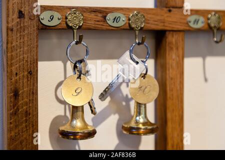 Porte-clés en laiton avec trousseau avec nombres 9, 10, 11. Crochet de suspension en métal vintage porte clés. Bronze antique clé. La texture de l'arbre Banque D'Images