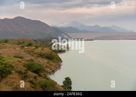 Paysage de montagne et lac de Tarbela, Barrage de Tarbela Ghazi, KPK, Pakistan Banque D'Images