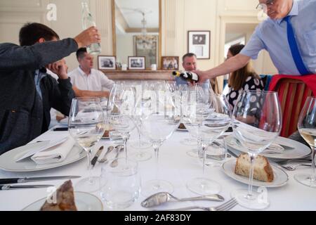 France Bourgogne 2019-06-19 sommelier et les amateurs de vin degustation grand premier cru, à la winery Joseph Drouhin. Chardonnay, Pinot Noir, Chablis, vins. Banque D'Images