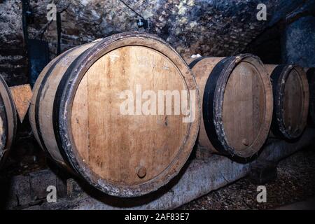 Géant en bois de chêne vin empilées en lignes. Le vieillissement, la fermentation, la stocker dans la vieille cave à vin. Sommelier Concept voyage, excursion à Bourgogne Winery, c Banque D'Images