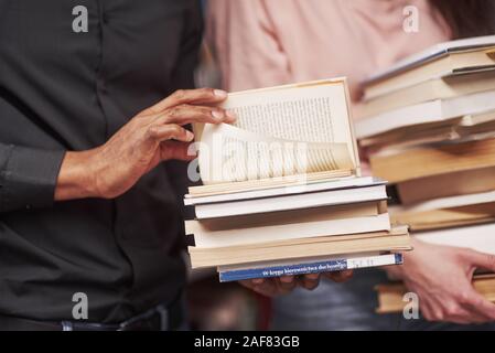 Conception de l'éducation. Multiracial students dans la bibliothèque à la recherche de l'information ensemble Banque D'Images