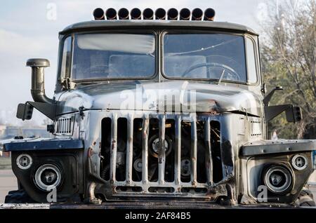 Pilotage d'un vieux camion militaire armée endommagé close up Banque D'Images