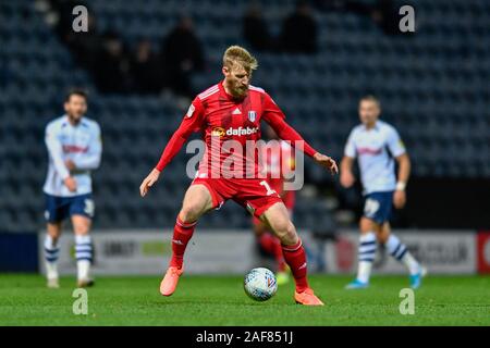 10 décembre 2019, Deepdale, Preston, England ; Sky Bet Championship, Preston North End v Fulham : Tim Ream (13) de Fulham contrôle la ball Crédit : Simon Whitehead/News Images Banque D'Images