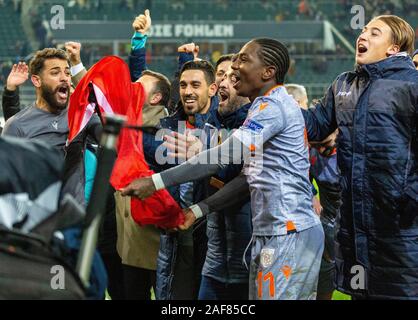 Sports, football, l'UEFA Europe League, 2019/2020, l'étape de groupe, groupe J, Journée 6, Borussia Moenchengladbach contre Istanbul Basaksehir FK 1-2, stade Borussia Park, se réjouissent de la victoire de Basaksehir Banque D'Images