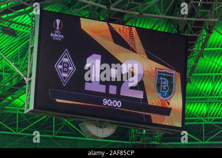 Sports, football, l'UEFA Europe League, 2019/2020, l'étape de groupe, groupe J, Journée 6, Borussia Moenchengladbach contre Istanbul Basaksehir FK 1-2, stade Borussia Park, tableau de bord montre le résultat final Banque D'Images