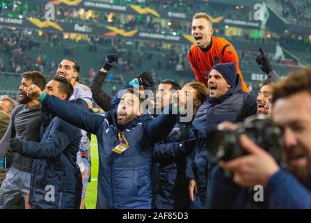 Sports, football, l'UEFA Europe League, 2019/2020, l'étape de groupe, groupe J, Journée 6, Borussia Moenchengladbach contre Istanbul Basaksehir FK 1-2, stade Borussia Park, se réjouissent de la victoire de Basaksehir Banque D'Images