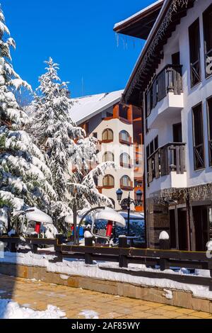 Bansko Pirin Bulgarie, en hiver vue de la rue, jolies maisons en station de ski bulgare Banque D'Images