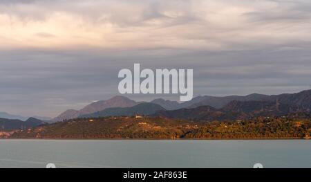 Paysage de montagne et lac de Tarbela, Barrage de Tarbela Ghazi, KPK, Pakistan Banque D'Images