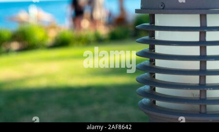 Lanterne pour illuminer le jardin et pelouse sur fond de pelouse verte, soft focus. Banque D'Images