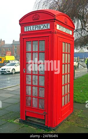 Le combiné téléphonique rouge fort et un bureau de poste pour les timbres, kiosque no4,K4,1925 par Sir Giles Gilbert Scott, Bridgefoot, Warrington, Cheshire WA1 1WA Banque D'Images