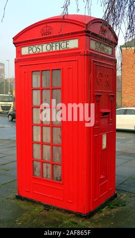 Le combiné téléphonique rouge fort et un bureau de poste pour les timbres, kiosque no4,K4,1925 par Sir Giles Gilbert Scott, Bridgefoot, Warrington, Cheshire WA1 1WA Banque D'Images