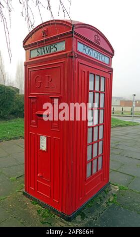 Le combiné téléphonique rouge fort et un bureau de poste pour les timbres, kiosque no4,K4,1925 par Sir Giles Gilbert Scott, Bridgefoot, Warrington, Cheshire WA1 1WA Banque D'Images