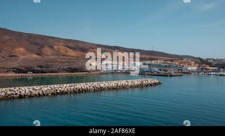 L'approche du petit port, à proximité de la station du même nom, entouré par les terres arides sur le parc naturel de Jandia Fuerteventura, Îles Canaries Banque D'Images