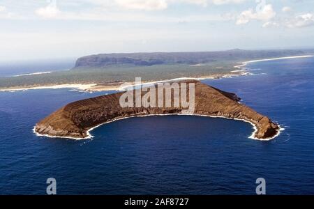 L'Île Lehua en forme de croissant est le vestige d'un volcan éteint et sert de sanctuaire de l'océan Pacifique pour les oiseaux et la vie marine dans les îles Hawaii, USA. Lehau est à proximité de Niihau (vu dans l'arrière-plan), qui est connu comme l'île interdite parce qu'Niihauans né sur l'île sont autorisés à y vivre et les touristes sont limitées à un hélicoptère excursion pour visiter ses rives pour seulement quelques heures. Lehau Island est l'un des meilleurs endroits pour voir le monde sous-marin d'Hawaii ; tous les jours voyages plongée en catamaran à bord des bateaux d'excursion partent tous les jours de l'île voisine de Kauai. Banque D'Images