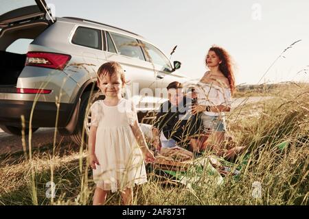 Profiter de la nature. Famille ont pique-nique au parc automobile d'argent au coucher du soleil Banque D'Images