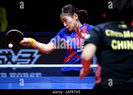 (191213) -- ZHENGZHOU, 13 déc 2019 (Xinhua) -- Liu Shiwen de Chine renvoie un projectile pendant la finale dames contre sa compatriote Chen Meng à l'ITTF World Tour 2019 Grand Finale à Zhengzhou, province du Henan en Chine centrale, le 13 décembre 2019. (Xinhua/Li Un) Banque D'Images