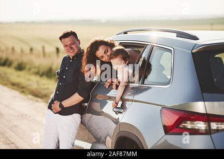 Essayez d'ouvrir la porte. Du beau monde est dans la voiture moderne à leur week-end. Banque D'Images