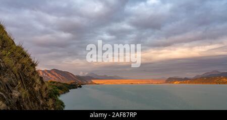 Belle Lumière du soleil éclairaient le mur du Barrage de Tarbela. Banque D'Images