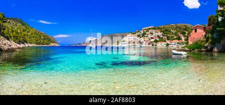 Maisons colorées traditionnelles,la mer turquoise et les montagnes à Assos,village,de Céphalonie en Grèce. Banque D'Images