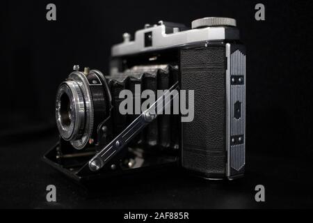 Close up on Old Vintage Appareil photo avec un fond sombre Banque D'Images