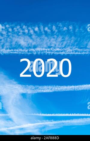 Bly ciel avec des traînées de vapeur de l'avion et l'année 2020 - concept de changement climatique et les conséquences du vol de la nouvelle année Banque D'Images