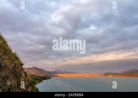 Belle Lumière du soleil éclairaient le mur du Barrage de Tarbela. Banque D'Images