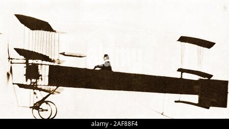 Début des machine volante" en Grande-Bretagne - Cette photo montre une silhouette photo d'un pilote et son avion inconnu Banque D'Images