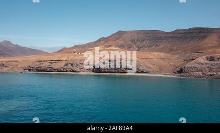 Approche de l'île de Fuerteventura à son point le plus méridional, à Morro Jable avec l'affichage de la partie de la falaise solitaire Parc naturel de Jandia Banque D'Images