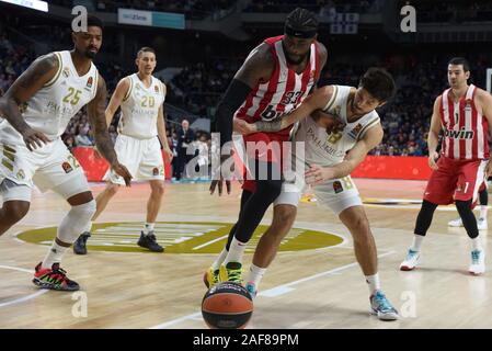 Madrid, Espagne. Dec 12, 2019. Nicolás Laprovittola (R), # 8 du Real Madrid et de Willie Reed (C), # 33 de l'Olympiacos en action au cours de la Turkish Airlines EuroLeague 2019/2020 Saison régulière 13 Ronde match entre le Real Madrid et l'Olympiakos Le Pirée à Wizink Centerin Madrid.(score final ; Real Madrid 93-77 l'Olympiacos) (photo de Jorge Sanz/Pacific Press) Credit : Pacific Press Agency/Alamy Live News Banque D'Images