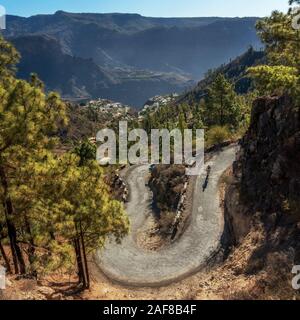 Cycliste sur un vélo de route en ordre décroissant de la magnifique route de Soria dans les montagnes de Gran Canaria Banque D'Images