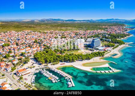 Les stations touristiques de la ville de Vodice, turquoise étonnant littoral sur la côte Adriatique, vue aérienne, Croatie Banque D'Images