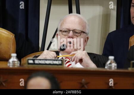 Washington DC, USA. 13 Décembre, 2019. Washington DC, USA. 13 Décembre, 2019. Rempl. Jim Sensenbrenner, R-Wis., vote non sur le deuxième article de destitution contre le Président Donald Trump lors d'une réunion du Comité judiciaire de la Chambre, vendredi, Décembre 13, 2019, sur la colline du Capitole à Washington. Photo piscine par Patrick Semansky/UPI UPI : Crédit/Alamy Live News Crédit : UPI/Alamy Live News Banque D'Images
