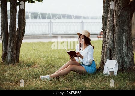 Fille sur la nature. Jeune femme ont week-end et se trouve dans le parc dans la journée Banque D'Images