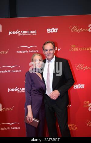 Burkhard Jung mit Ehefrau Ayleena Jung bei der 25. José Carreras dans Gala der Messehalle. Leipzig, 12.12.2019 Banque D'Images