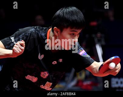 Zhengzhou, Chine. 13 Décembre, 2019. Yun-Ju Lin du Taipei chinois renvoie un projectile pendant la finale du tournoi contre Lin Gaoyuan de la Chine à l'ITTF World Tour 2019 Grand Finale à Zhengzhou, Chine centrale, 13 décembre 2019. Credit : Hao Yuan/Xinhua/Alamy Live News Banque D'Images