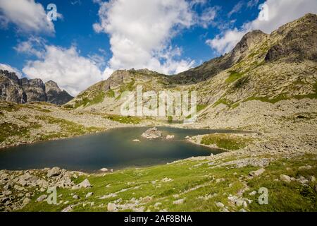 Très belle façon de Rysy (rayures) - le plus haut sommet de Pologne. Chemin de la Slovaquie, de Štrbské Pleso, Zabie Popradske, Ridge, vallée des lacs de grenouille et Cha Banque D'Images