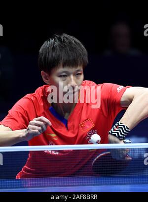 Zhengzhou, Chine. 13 Décembre, 2019. Lin Gaoyuan de Chine renvoie un projectile pendant la finale du tournoi contre Lin Yun-Ju du Taipei chinois à l'ITTF World Tour 2019 Grand Finale à Zhengzhou, Chine centrale, 13 décembre 2019. Credit : Hao Yuan/Xinhua/Alamy Live News Banque D'Images