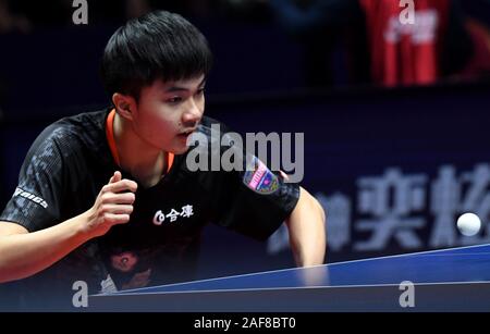 Zhengzhou, Chine. 13 Décembre, 2019. Yun-Ju Lin du Taipei chinois renvoie un projectile pendant la finale du tournoi contre Lin Gaoyuan de la Chine à l'ITTF World Tour 2019 Grand Finale à Zhengzhou, Chine centrale, 13 décembre 2019. Credit : Hao Yuan/Xinhua/Alamy Live News Banque D'Images